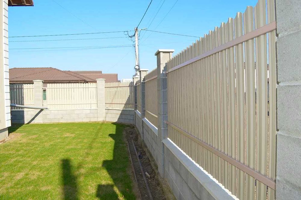 Garduri și porți stil jaluzea șipcă metalică tabla cutata