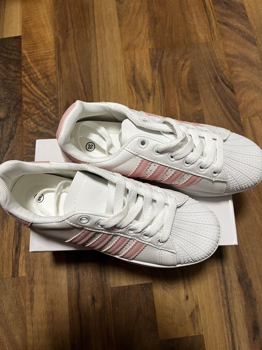 Adidasi dama ! Noi la cutie in doua culori