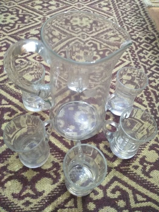 Продавам Нов стъклен ретро сервиз.