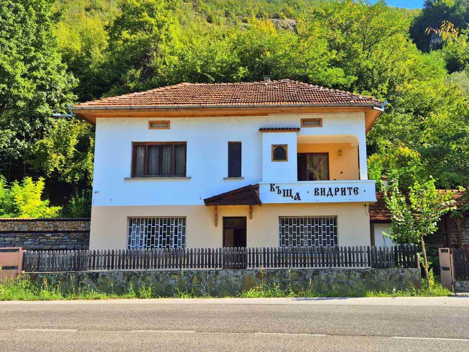 Комплекс -механа и къща за гости до Гложенския манастир и Тетевен !