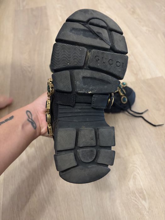 Adidasi gucci.