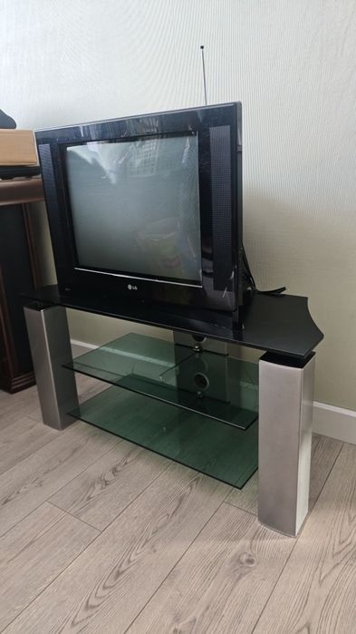 Телевизор с подставкой