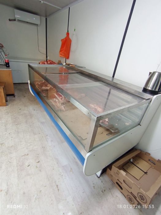 витрина и холодильник