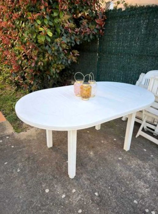 Продам стол белый