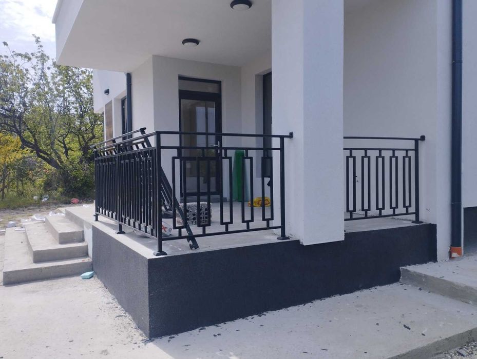 Метални парапети, огради, врати и стълби