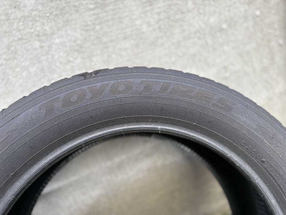 Vand doua anvelope iarna Toyo 225 / 55 / R18 stare buna