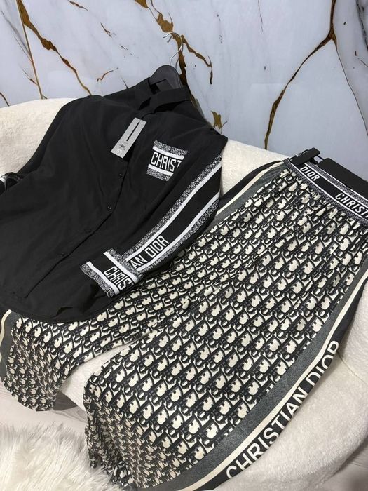 Compleu pentru dama 
Marimi xl
Preț 290 lei
Adaos max 40 lei