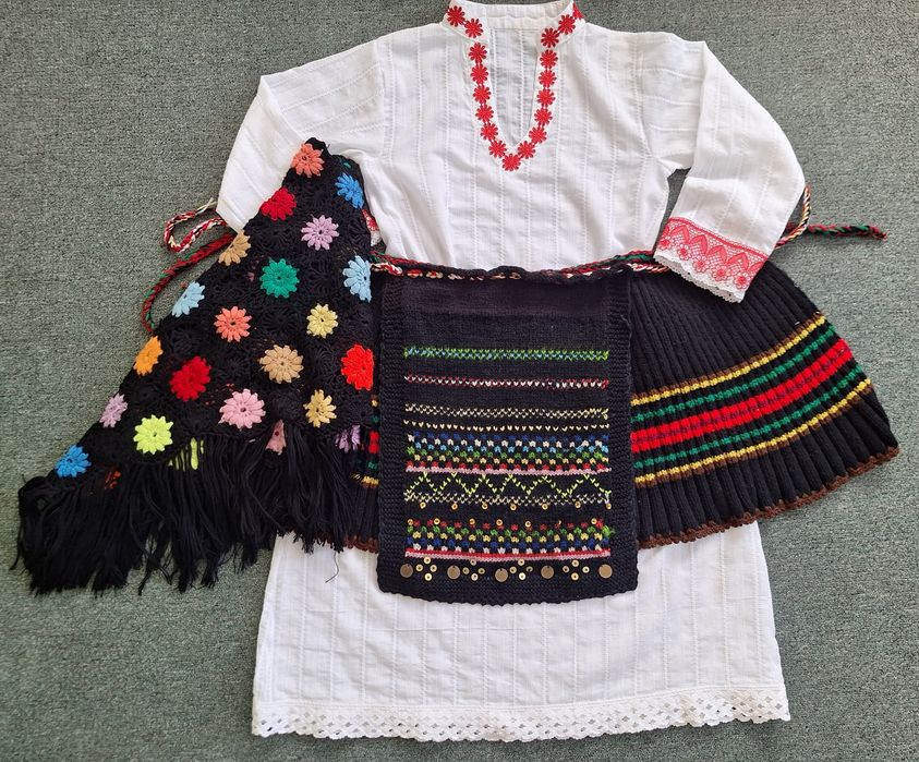 Народна носия 6 -10 г.- 95 €