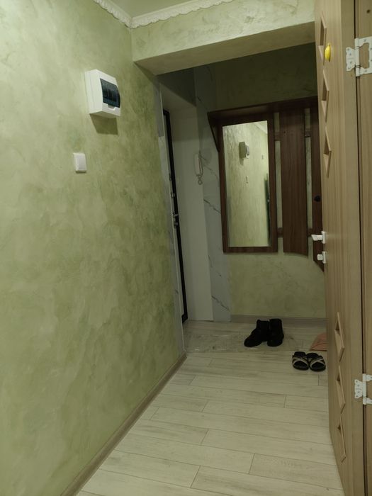 Быр бөлмелі пәтер сатылады.