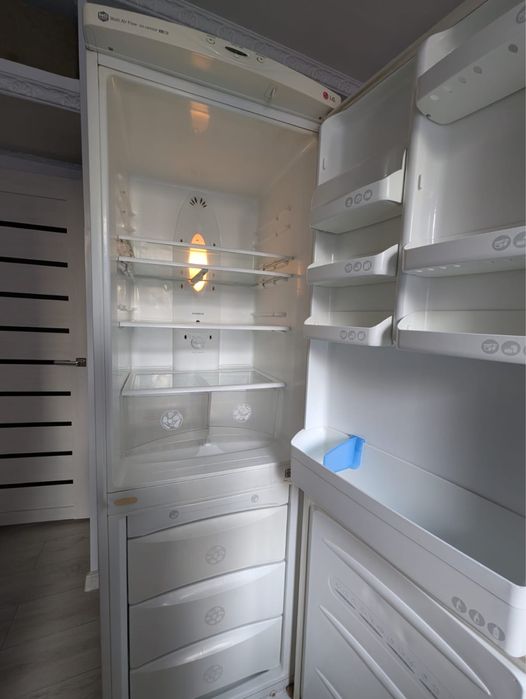 Холодильник LG (требует ремонта)