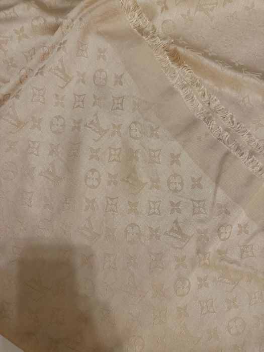 Голям шал LOUIS VUITTON- оригинал. Можете да си го проверите по кода , който съм качила