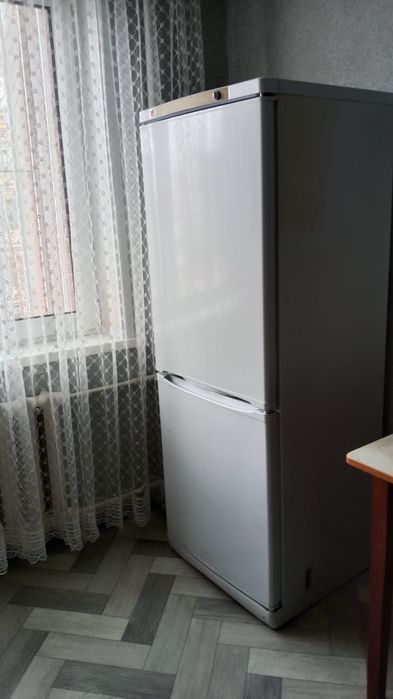 Продам холодильник Indesit