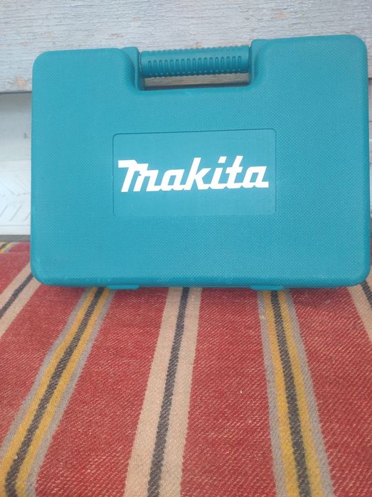 Bormașină autofiletanta Makita 18V