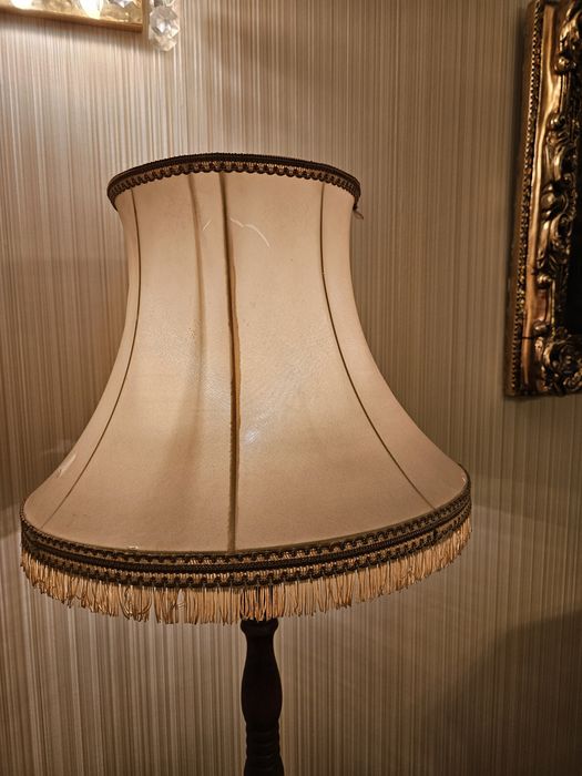 Vand fus de lemn antic cu lampa