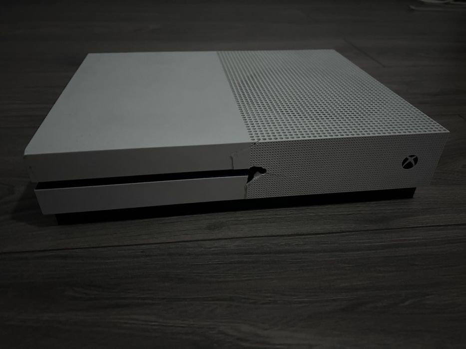 Xbox one s hard disk defect cu maneta 3  jocuri Sau Schimb cu iphone