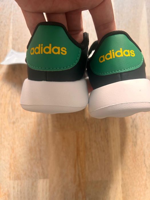 Vand Adidas unisex, potriviti pt 3-4 ani, noi, cu eticheta