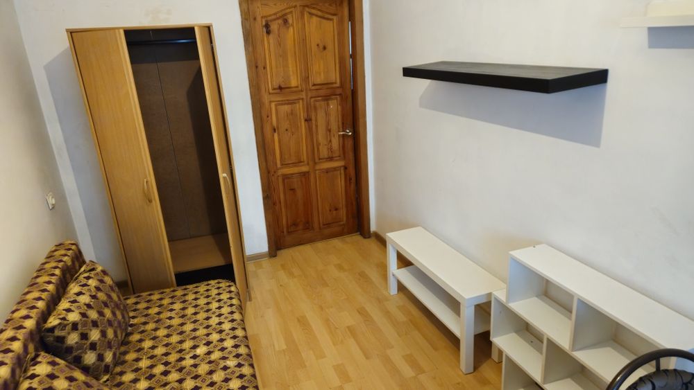 Девушке  в надёжном доме