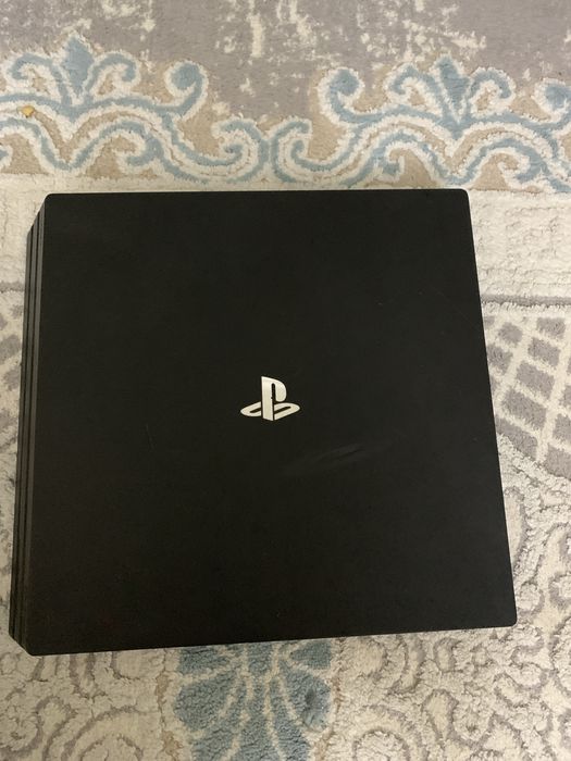 Плейстейшон 4 про в харошом состояне