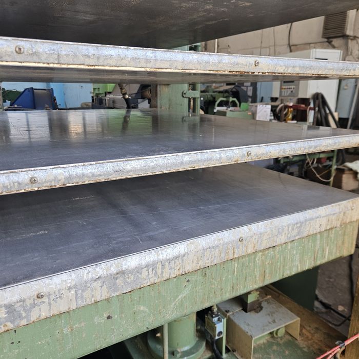 Топла преса за врати и фурнир с размери 2500мм. х 1300мм.