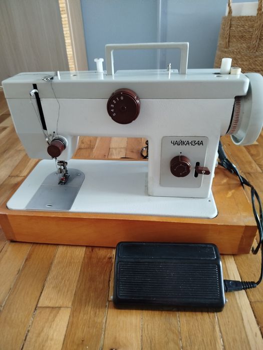 Продавам работеща шевна машина Чайка 134А