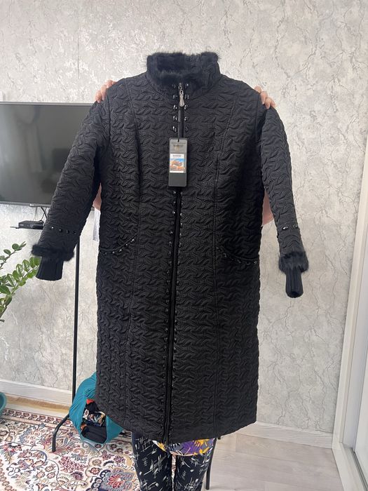 Две новые зимние куртки для взрослых, с бирками.