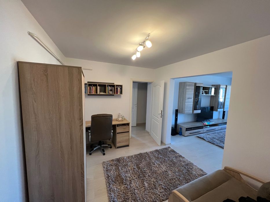 Proprietar inchiriez apartament 2 camere central (mobilat si utilat)