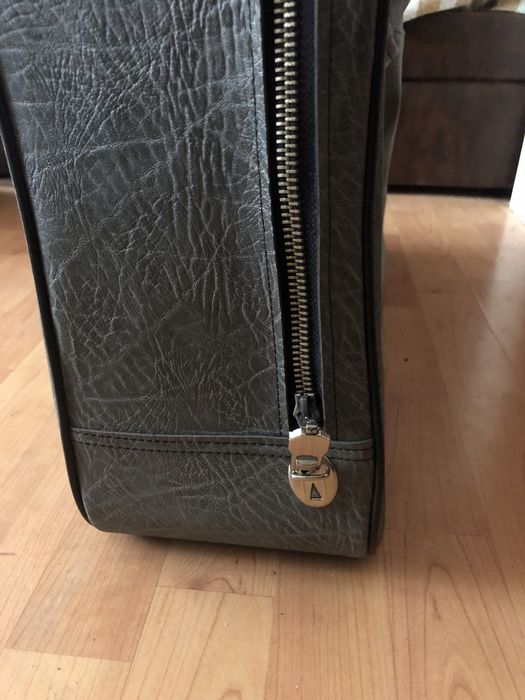 Geamantan din piele de culoare gri