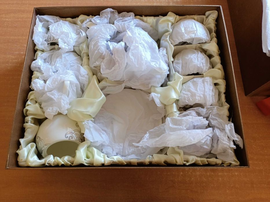 Новый фарфоровый чайный сервис