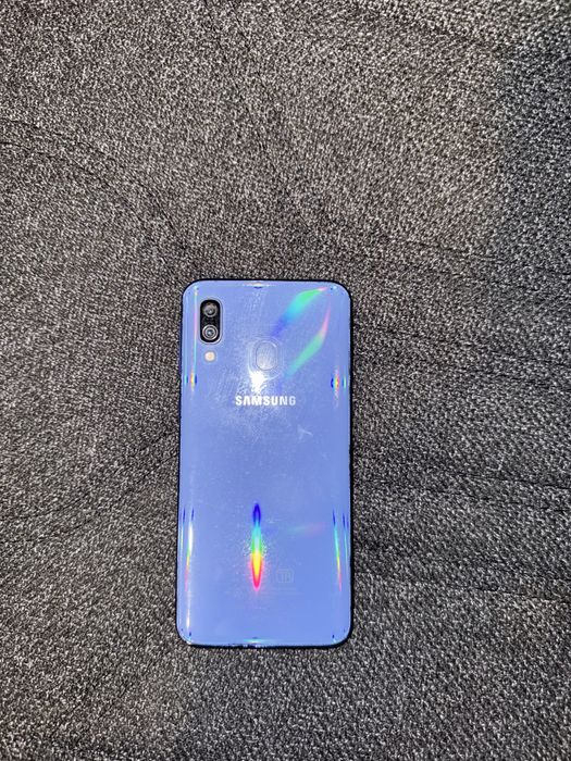 Продам Samsung Galaxy A40 64 GB