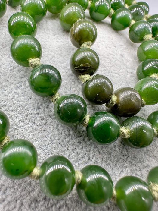 Colier cu jad verde si inchizatoare din aur de 18k