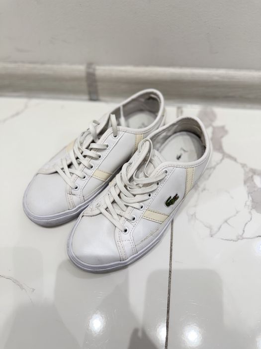 Продаются кроссовки женские