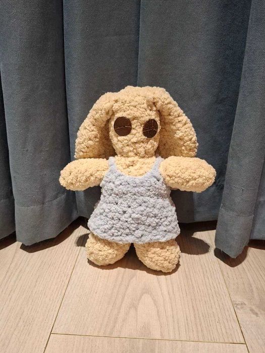 Вязаная плюшевая игрушка кролик