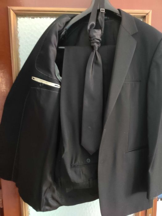 Se vinde costum de mire mărimea 56