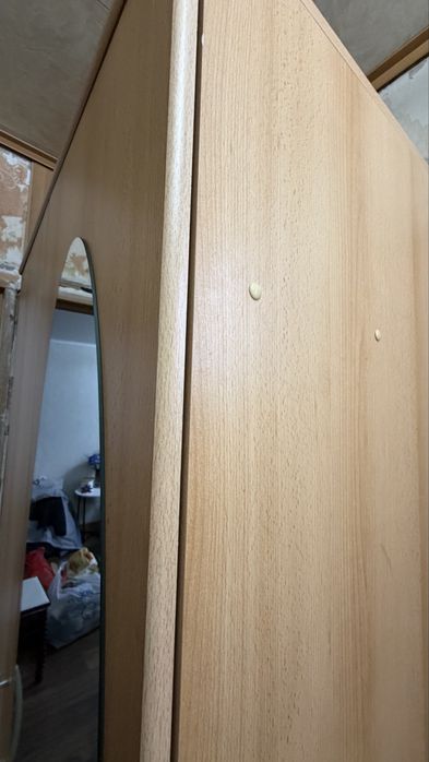 Продам шкаф с зеркалом и без зеркала.