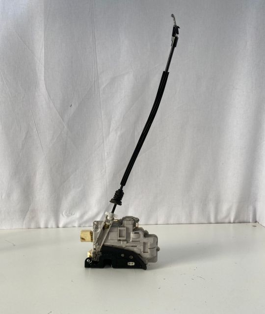 Broasca  usa fata dreapta  301837016a Volkswagen VW Passat B6