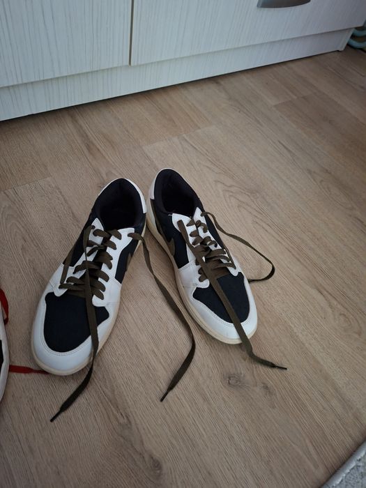 Vând 2 perechi adidași Nike, măsura  41 si 42