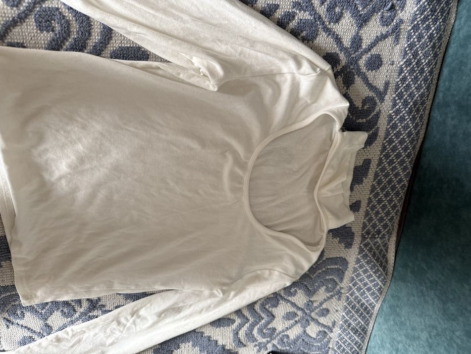 Белый лонгслив с акцентом на груди – размер S