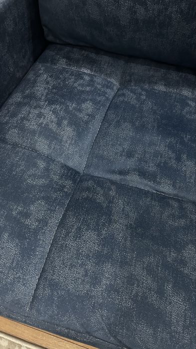 Кресло синего цвета