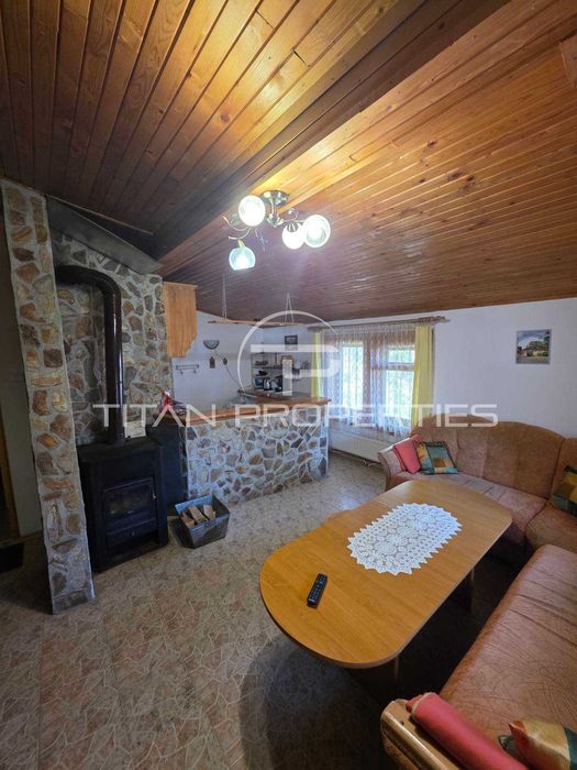 Двуетажна обзаведена къща с два гаража в Цигов чарк