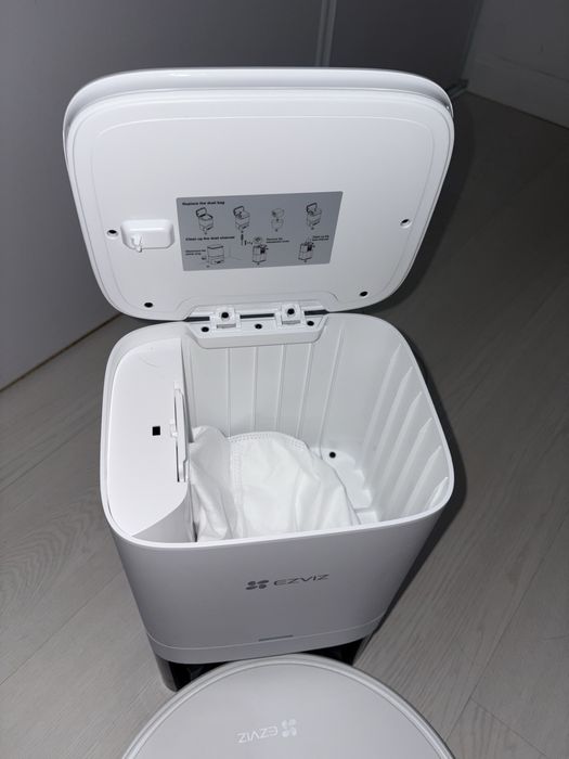 Robot aspirator Ezviz, cu functie de spalare si statie de incarcare