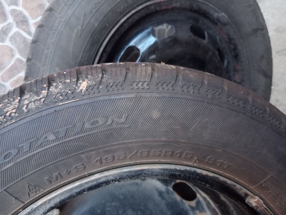 Vând  2 genti cu cauciucuri   m+s195/65/15 in stare ff buna