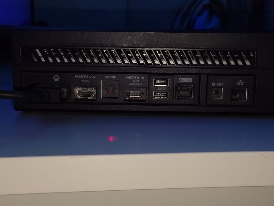 Продам игровую приставку Xbox one