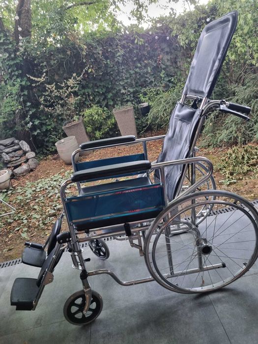 Scaun cu rotile pliabil, cu toaleta si cotiere detasabile, suporturi pentru gambe si spatar reglabil. Dr. Happy