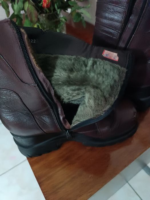 Продам женские ботинки