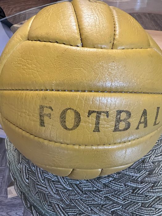 Minge de fotbal flacăra roșie fabricată în iulie 1980