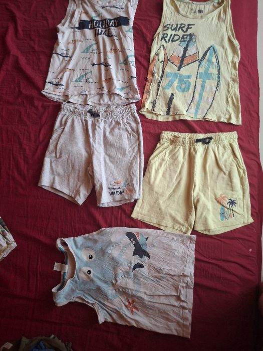 Vand tricouri, bluze, pantaloni scurti marime 134