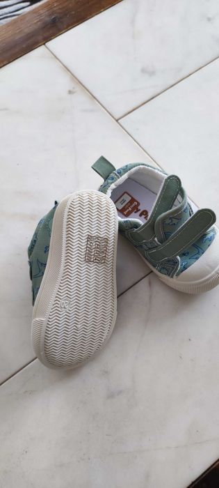 Чисто нови детски обувки