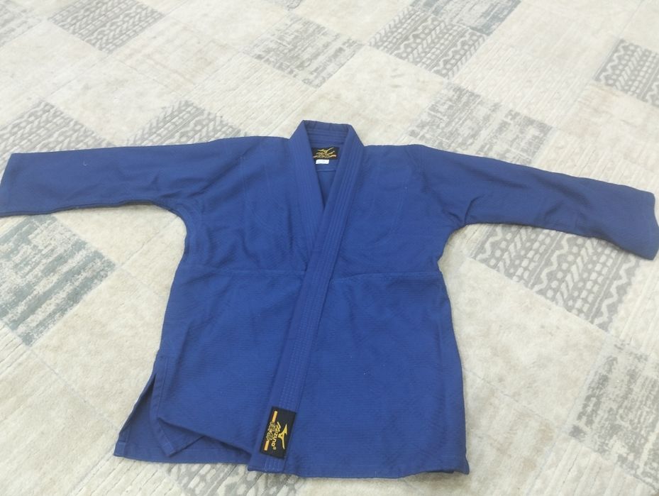 Каратэге арналған киімдер сатылады жаңа