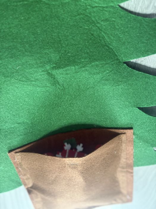 Brad fetru cu decoratiuni