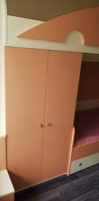 детска стая с легла и бюро